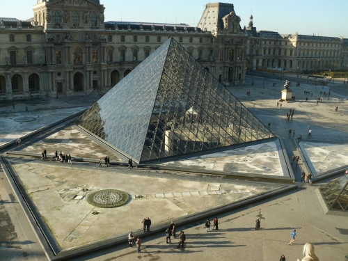 La pyramide, Paris